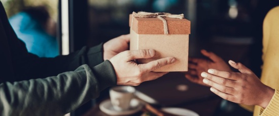 Ultimate Guide to Anniversary Milestone Gifts by Year: Traditional & Modern Ideas
