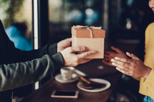 Ultimate Guide to Anniversary Milestone Gifts by Year: Traditional & Modern Ideas
