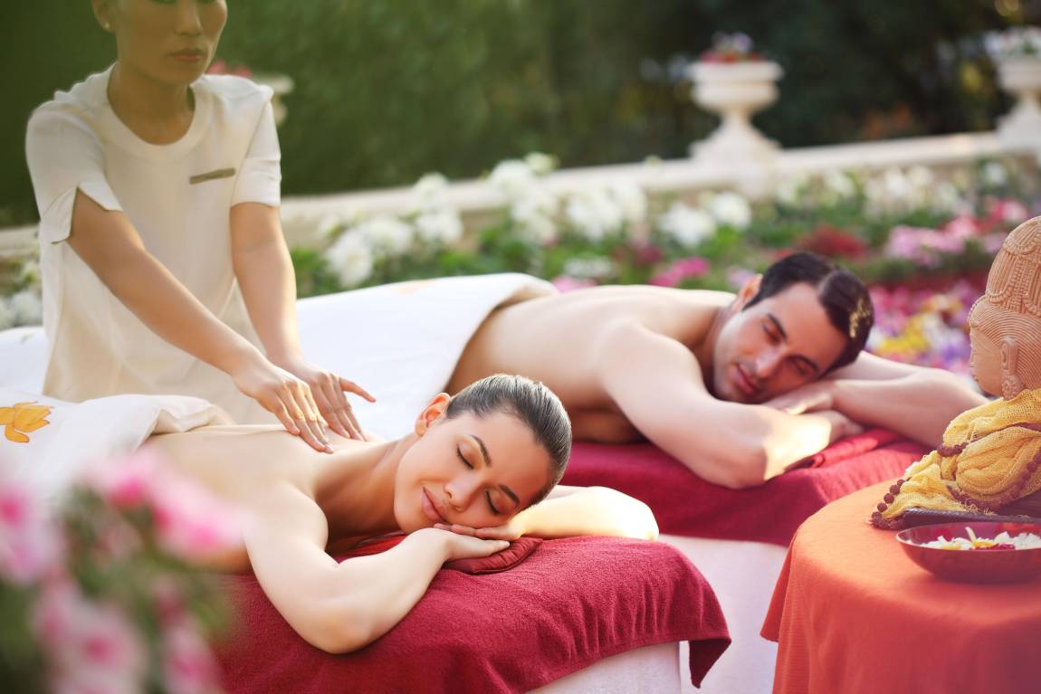 couple getting fertility enhancing massage