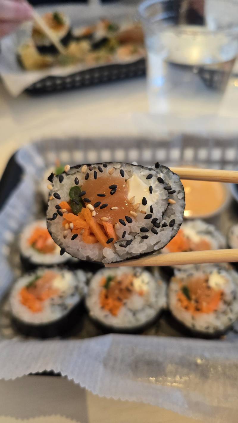sushi roll at fusian