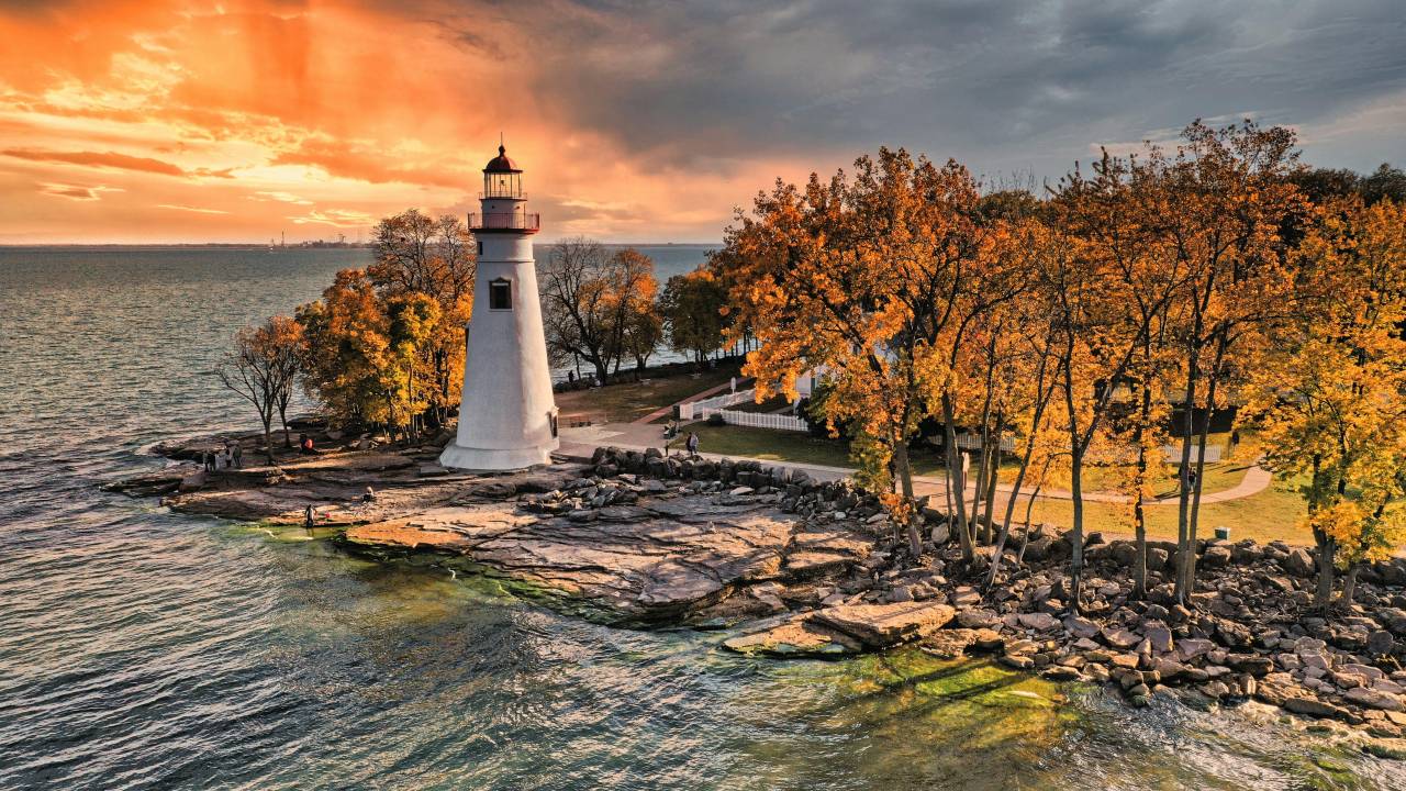 marble head lighthouse romantic getaway in ohio