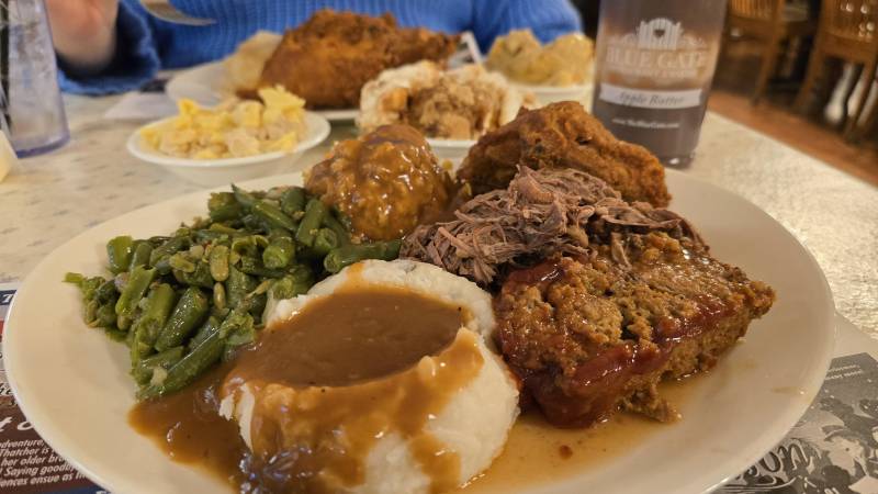 amish sampler platter at blue gate restaurant