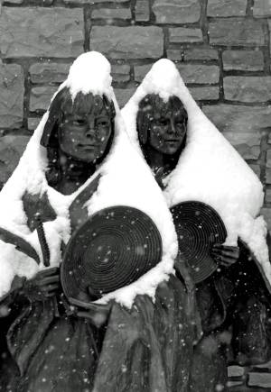 Outdoor_Sculptures_Covered_in_Snow_During_the_Winter_original